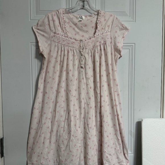 E. W by Eileen West Other - E. W by Eileen West Nightgown SZ Medium Grandma Vintage Floral Girly